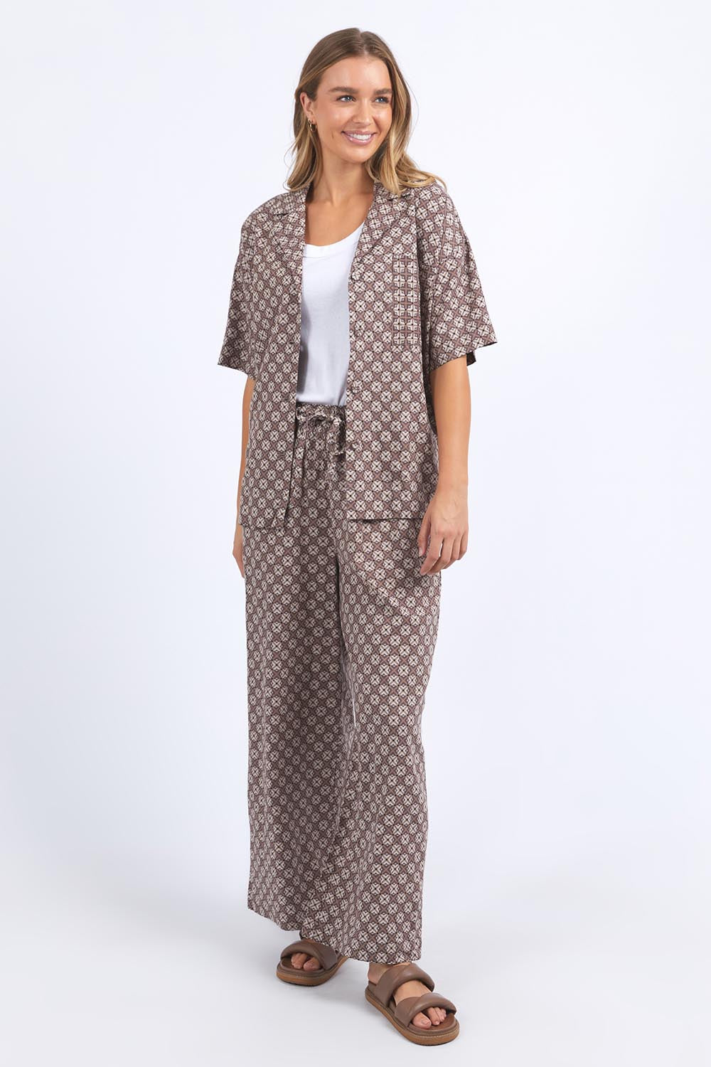 A model wearing the Lui Geo Linen Blend Shirt in colour Luigeo, from the front, showing the whole outfit
