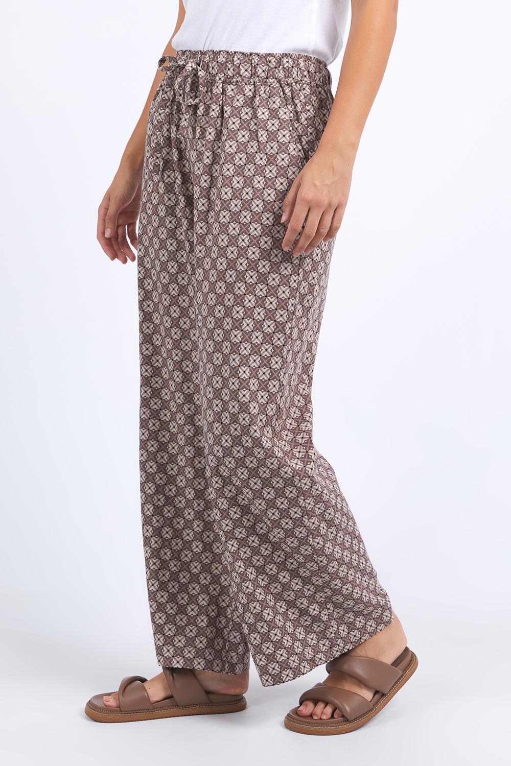 A model wearing the Lui Geo Linen Blend Pant in colour Luigeo, from the front, cropped image
