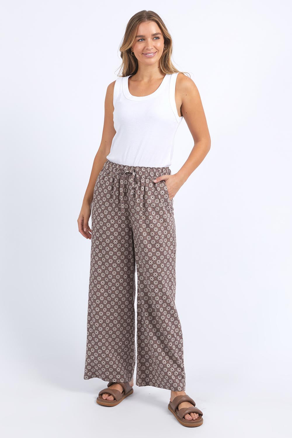 A model wearing the Lui Geo Linen Blend Pant in colour Luigeo, from the front, showing the whole outfit