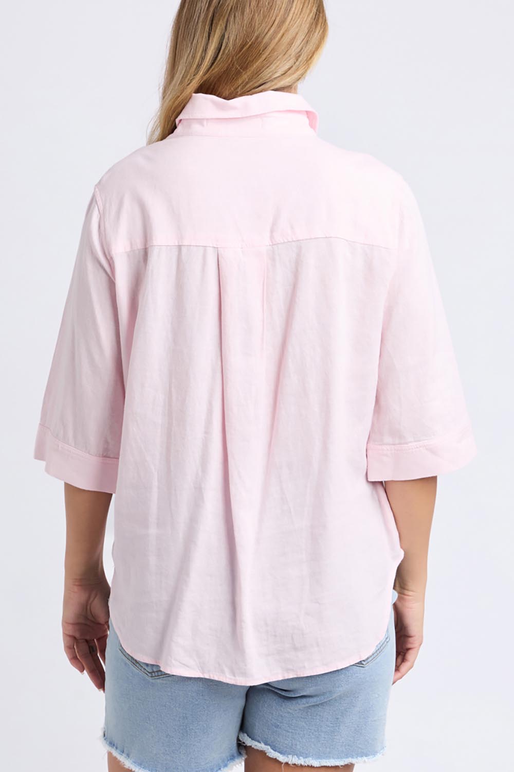 A model wearing the Leah Linen Blend Shirt in colour Palepink (Pink), from the back