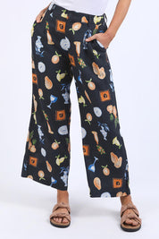 A model wearing the Italian Summer Linen Blend Pants in colour Print (Black), from the front, cropped image