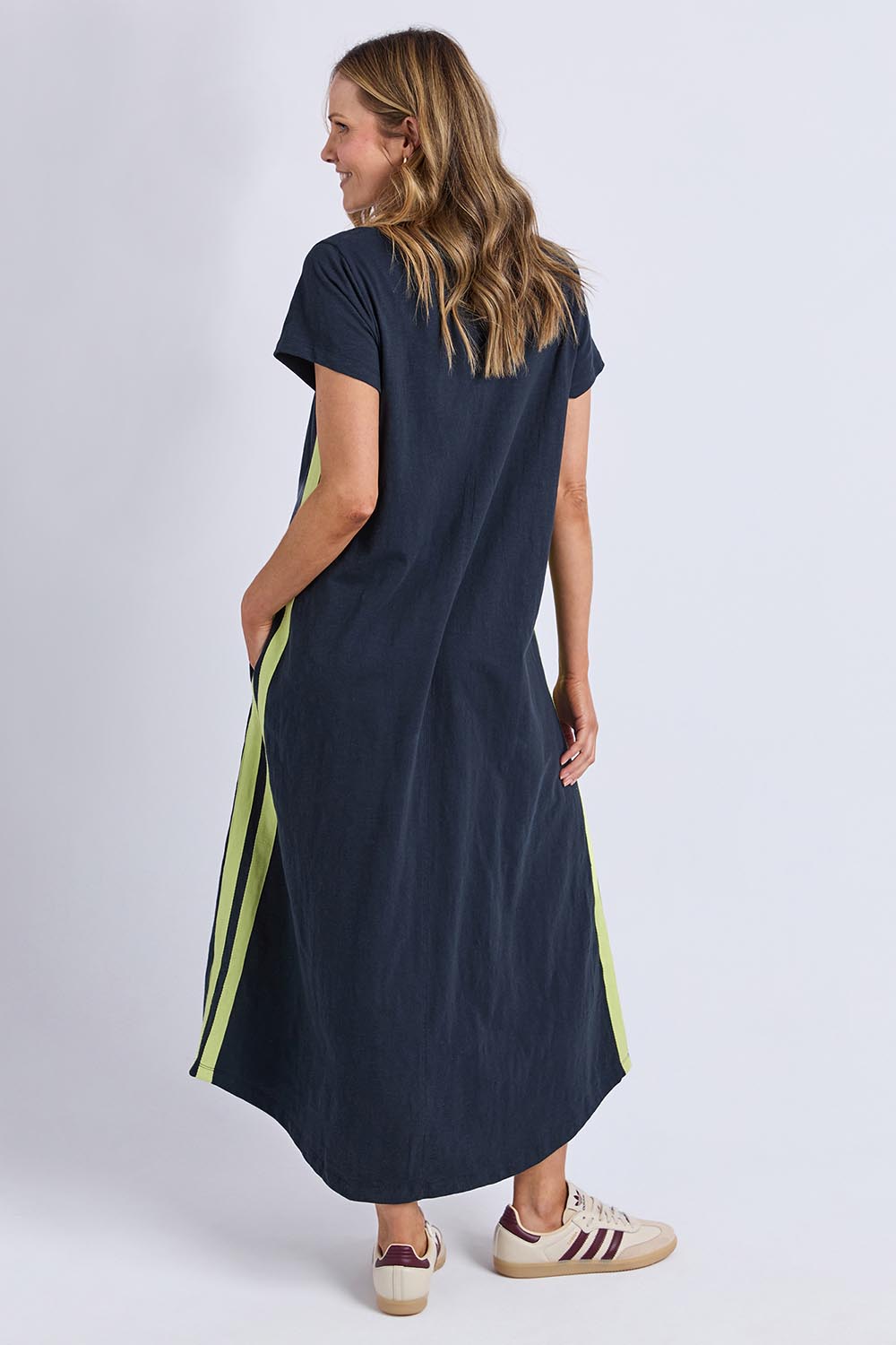 A model wearing the Leisure Recovery Cotton Dress in colour Navyyellow (Blue), from the back