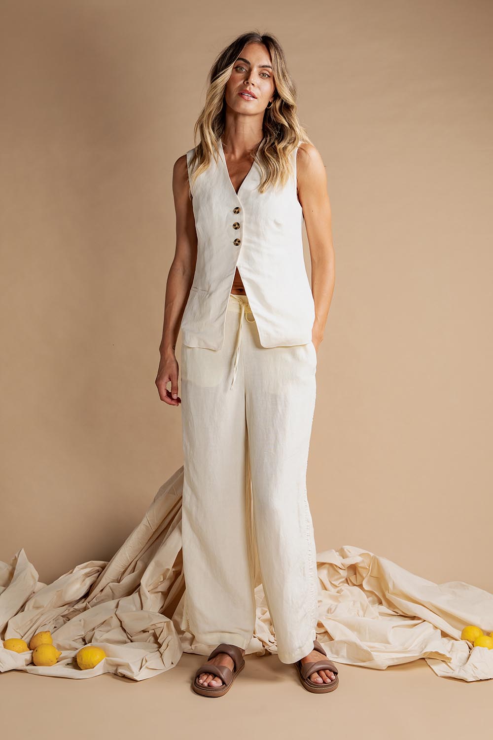 A model wearing the South Linen Blend Pant in colour Vinwhite (White), from the front, showing the whole outfit