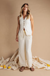 A model wearing the South Linen Blend Pant in colour Vinwhite (White), from the front, showing the whole outfit