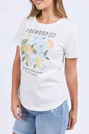 A model wearing the Limoncello Cotton Tee in colour Vinwhite (White), from the front, cropped image