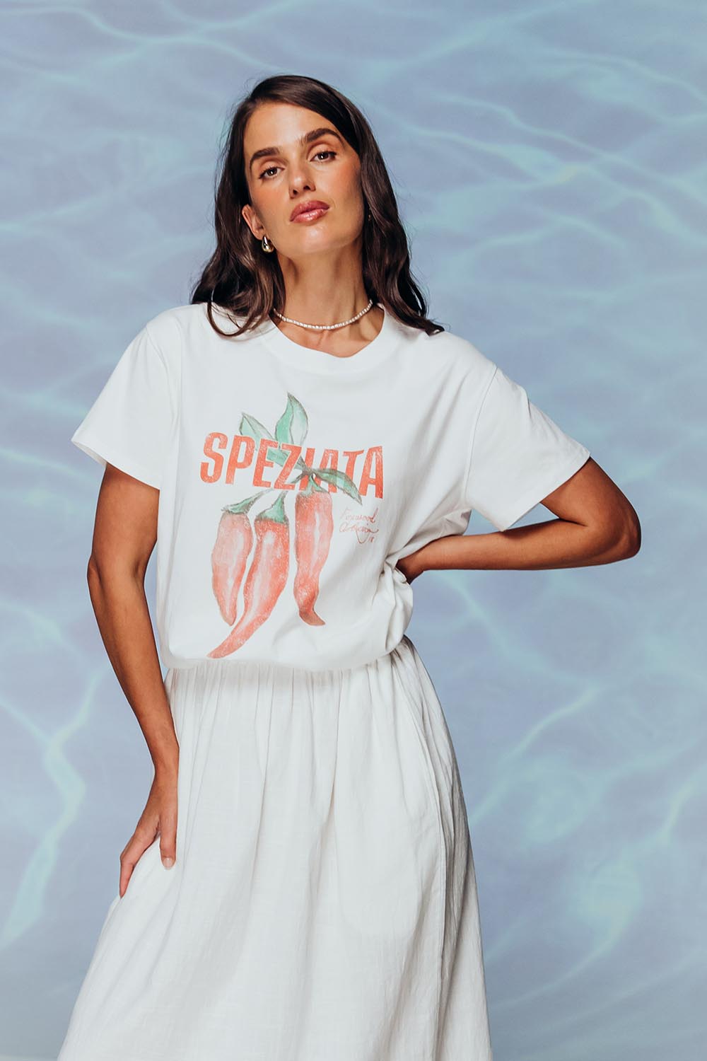 A model wearing the Speziata Cotton Tee in colour Vintawhite (White), from the front, showing the whole outfit