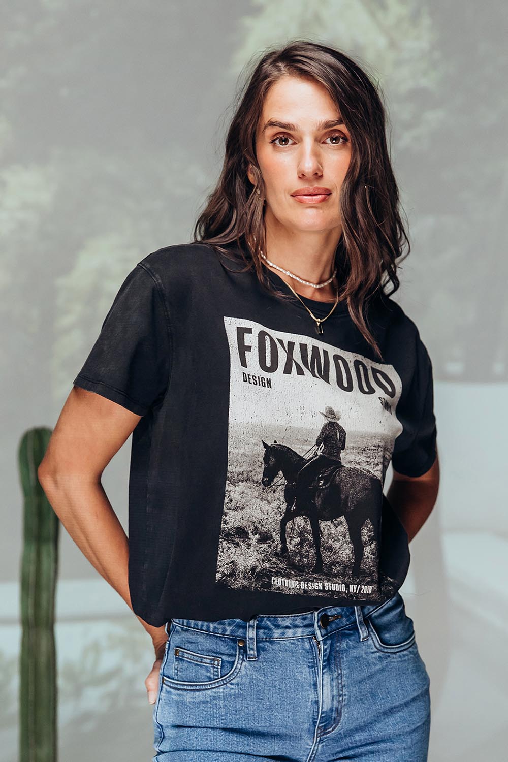 A model wearing the Rodeo Cotton Tee in colour Washedblk (Black), from the front, showing the whole outfit