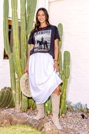 A model wearing the Rodeo Cotton Tee in colour Washedblk (Black), from the front, showing the whole outfit