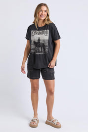 A model wearing the Rodeo Cotton Tee in colour Washedblk (Black), from the front, showing the whole outfit
