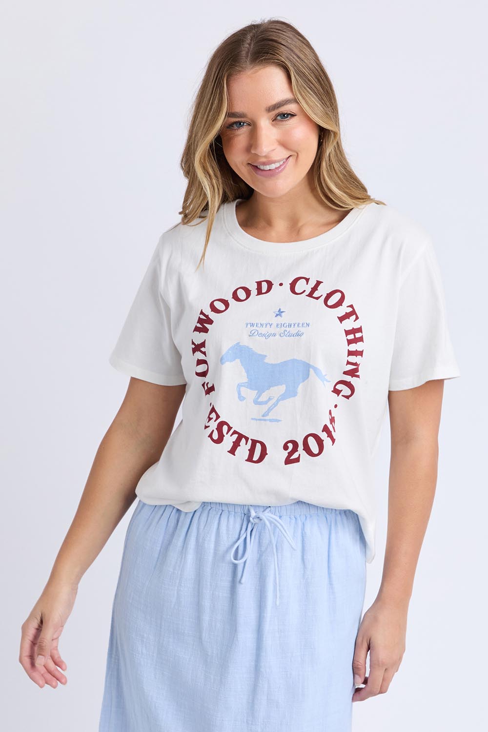 A model wearing the Est 2018 Cotton Tee in colour Vintgwht (White), from the front, cropped image