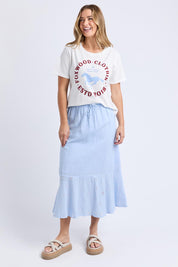 A model wearing the Est 2018 Cotton Tee in colour Vintgwht (White), from the front, showing the whole outfit