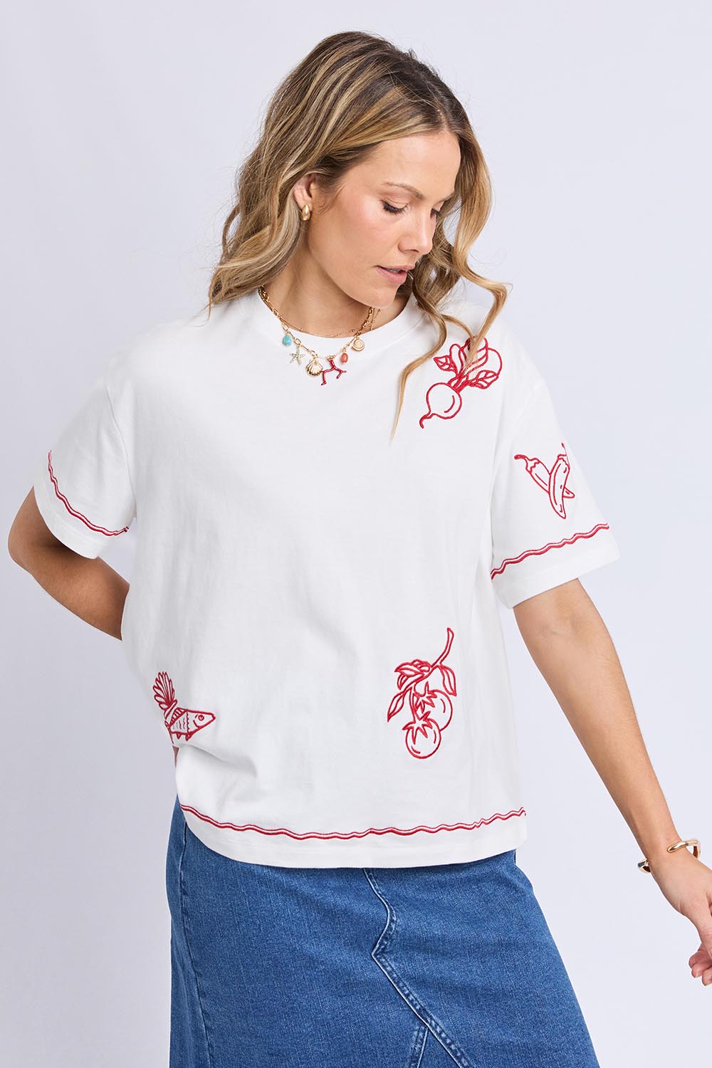 A model wearing the Paradise Cotton Tee in colour Vintawhite (White), from the front, cropped image