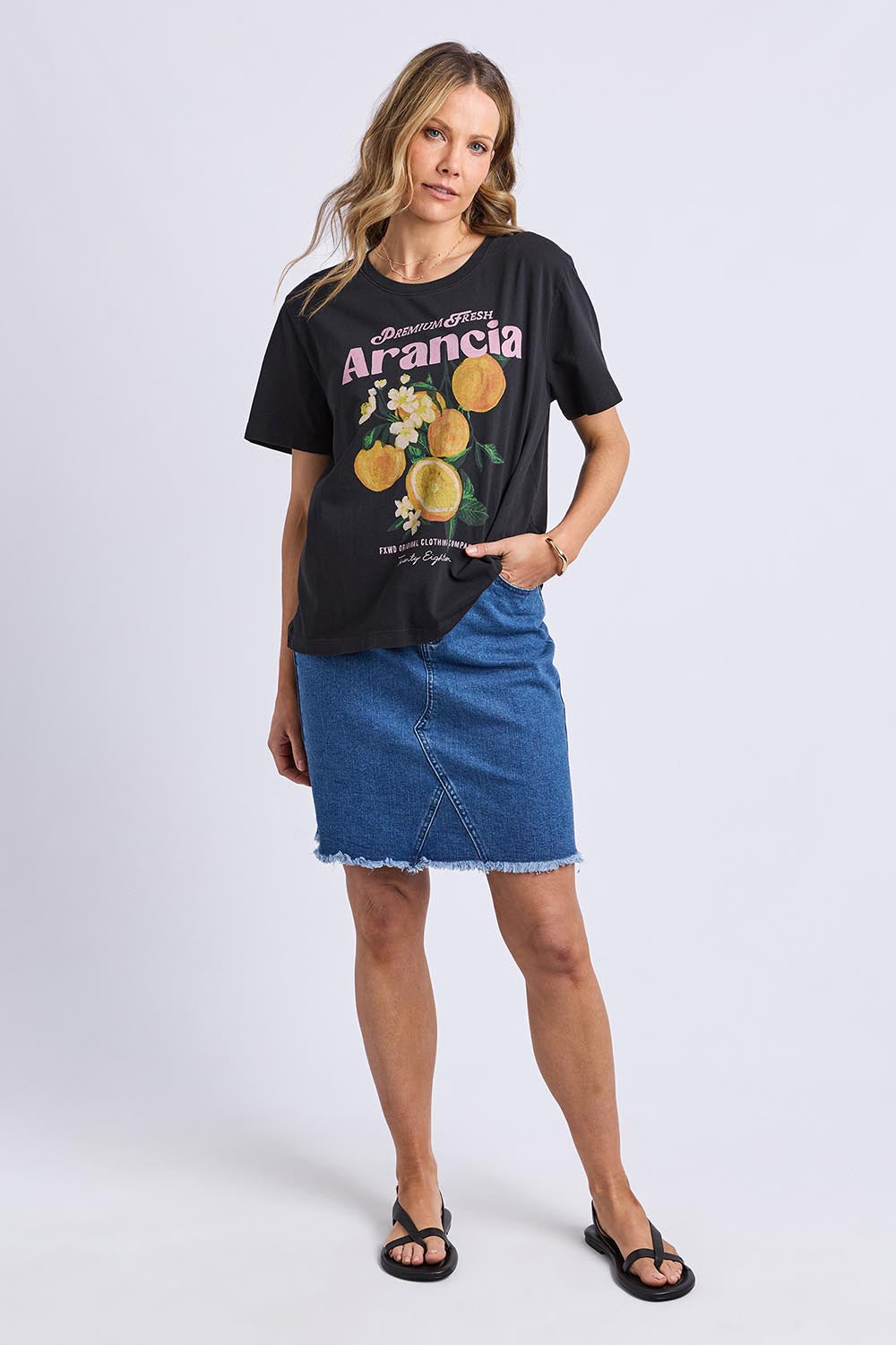 A model wearing the Arancia Cotton Tee in colour Wshedblk (Black), from the front, showing the whole outfit