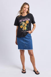 A model wearing the Arancia Cotton Tee in colour Wshedblk (Black), from the front, showing the whole outfit