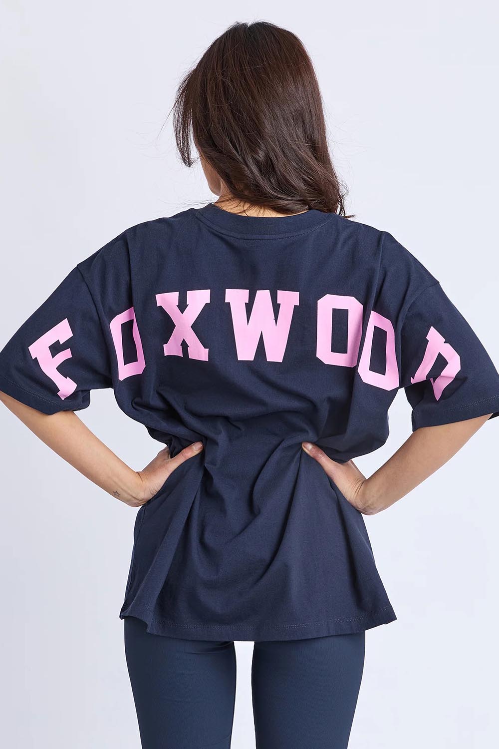 A model wearing the Interval Cotton Tee in colour NavyPink (Blue), from the back