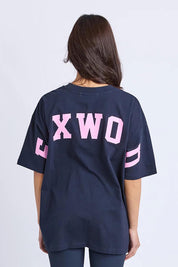 A model wearing the Interval Cotton Tee in colour NavyPink (Blue), from the back