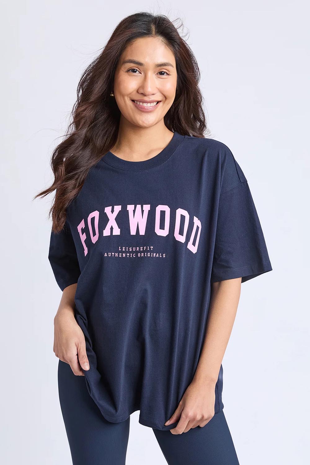 A model wearing the Interval Cotton Tee in colour NavyPink (Blue), from the front, cropped image