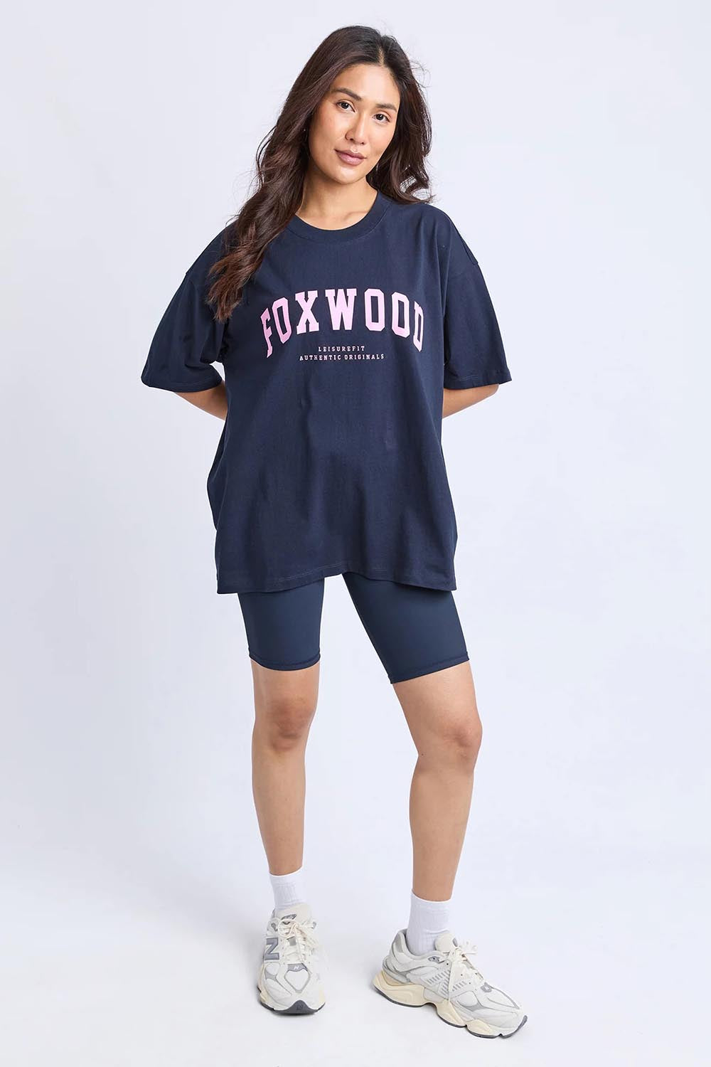 A model wearing the Interval Cotton Tee in colour NavyPink (Blue), from the front, showing the whole outfit
