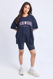 A model wearing the Interval Cotton Tee in colour NavyPink (Blue), from the front, showing the whole outfit