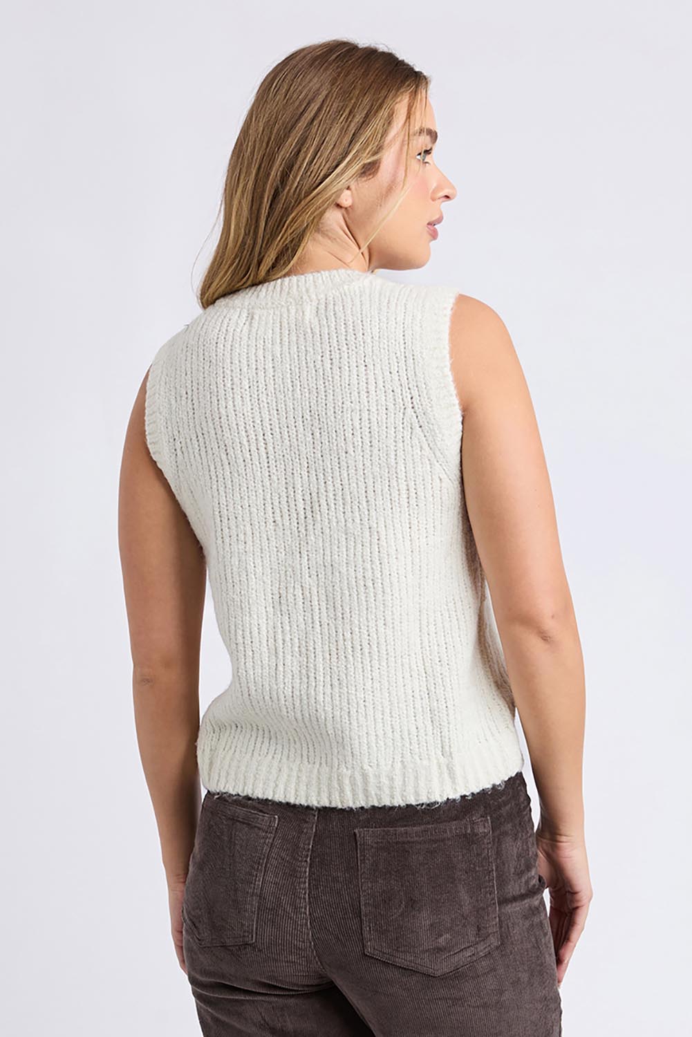 A model wearing the Delta Knit in colour Vinwhite (White), from the back