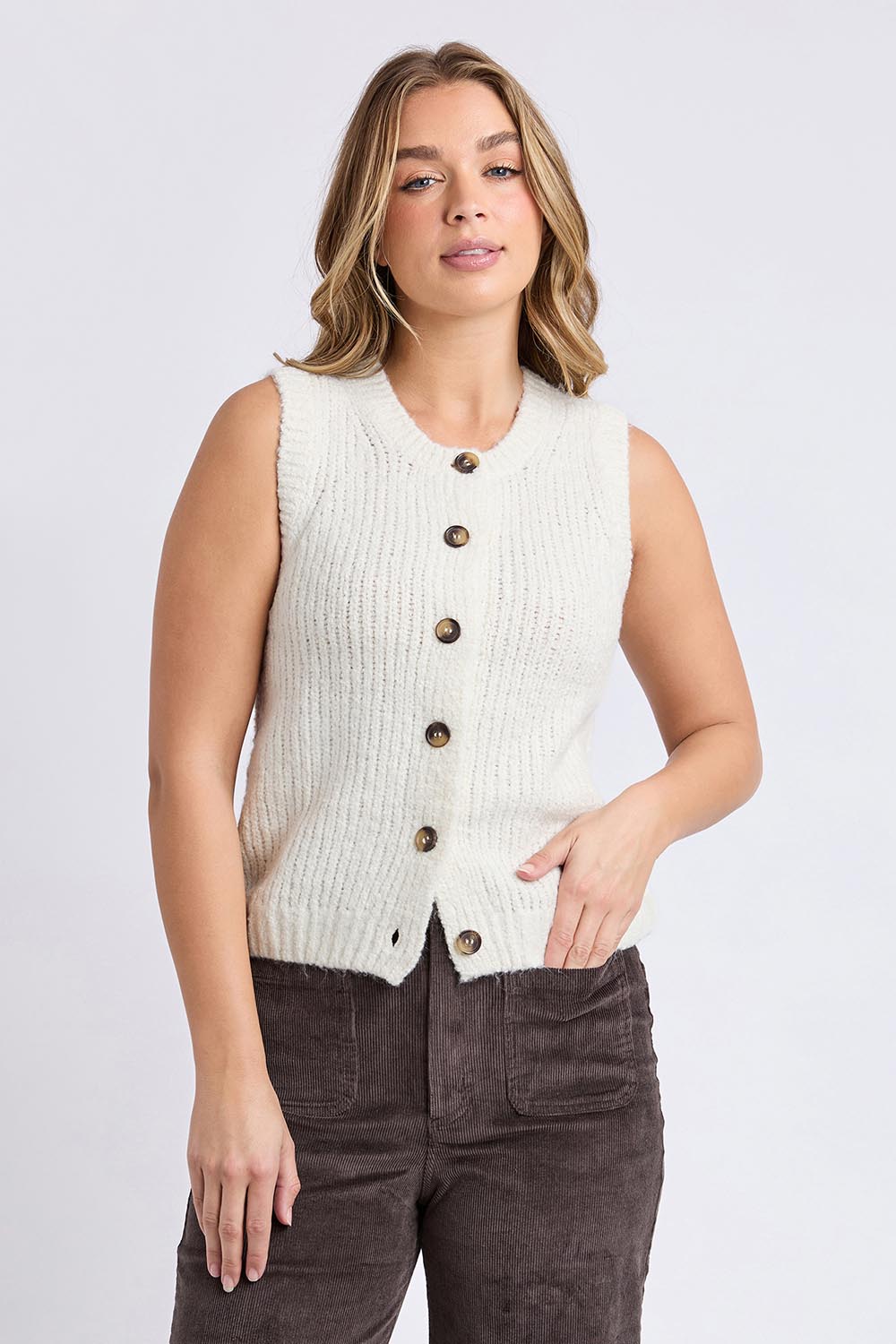 A model wearing the Delta Knit in colour Vinwhite (White), from the front, cropped image