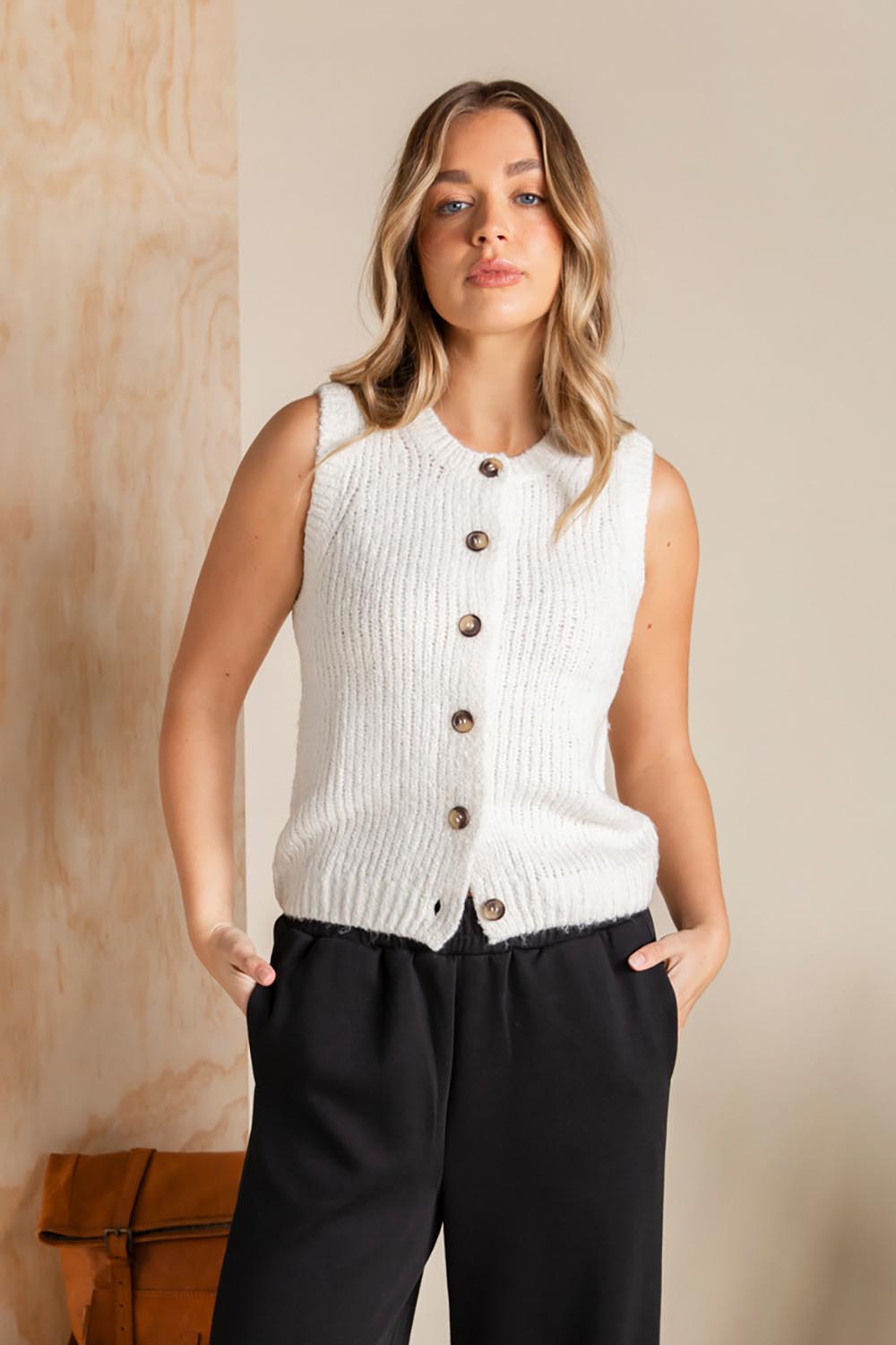 A model wearing the Delta Knit in colour Vinwhite (White), from the front, showing the whole outfit