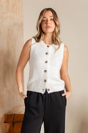 A model wearing the Delta Knit in colour Vinwhite (White), from the front, showing the whole outfit