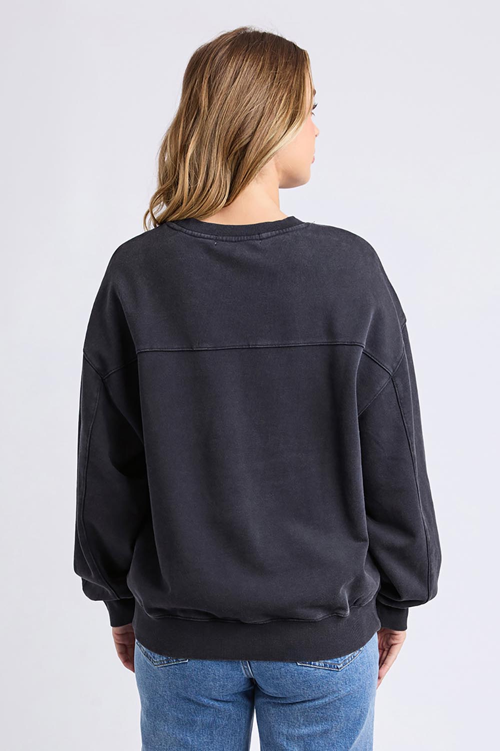 A model wearing the Floret Crew in colour Black (Black), from the back