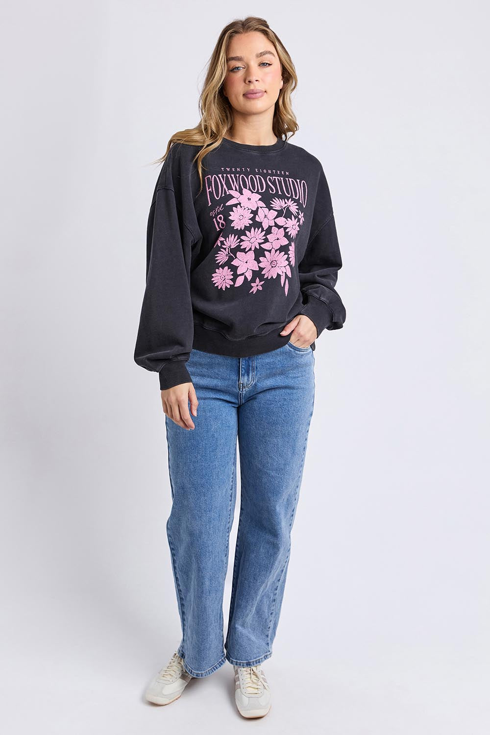 A model wearing the Floret Crew in colour Black (Black), from the front, showing the whole outfit