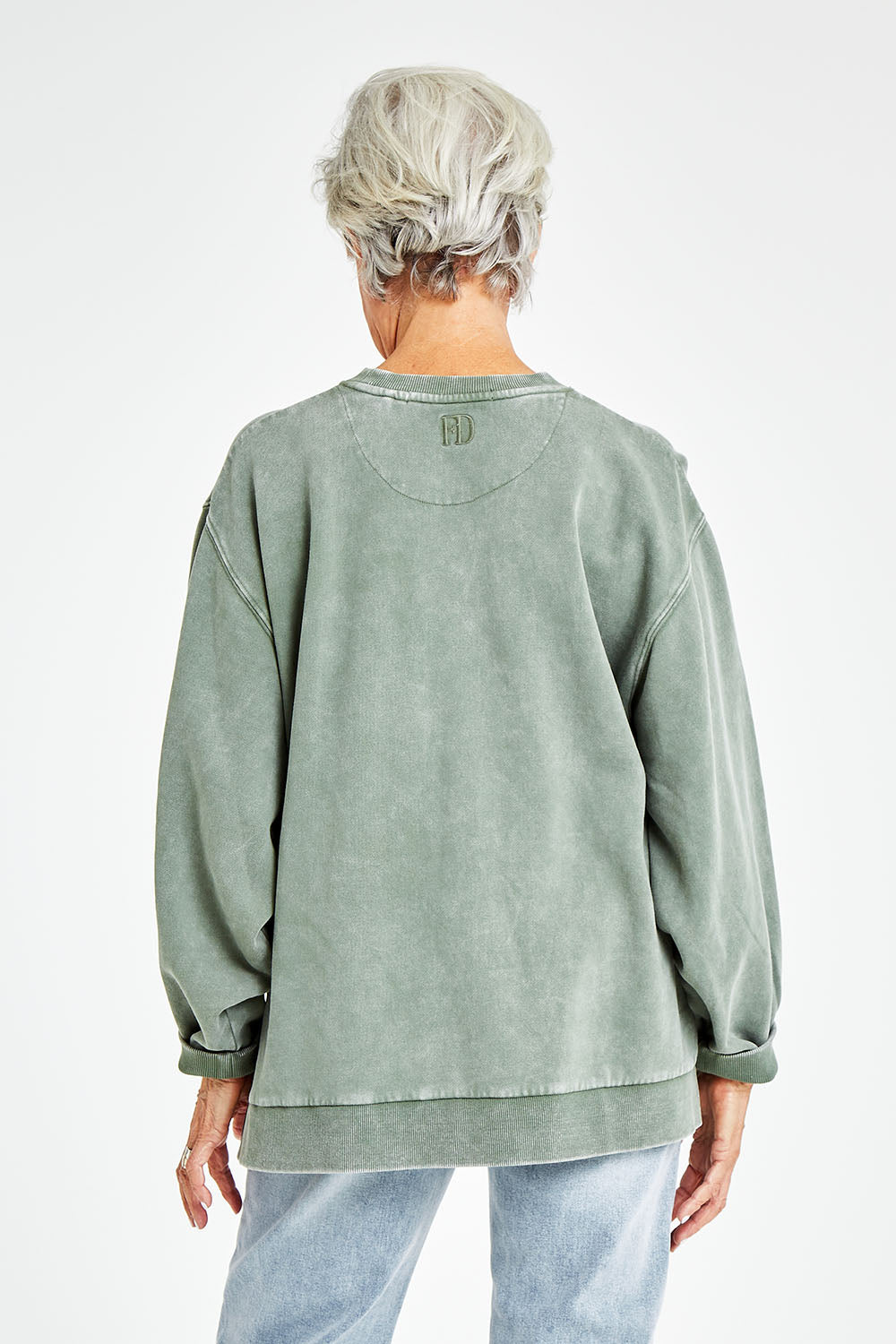 Model Elise wearing size 10 of the Everyday Crew in colour Greenmist (Green), from the back