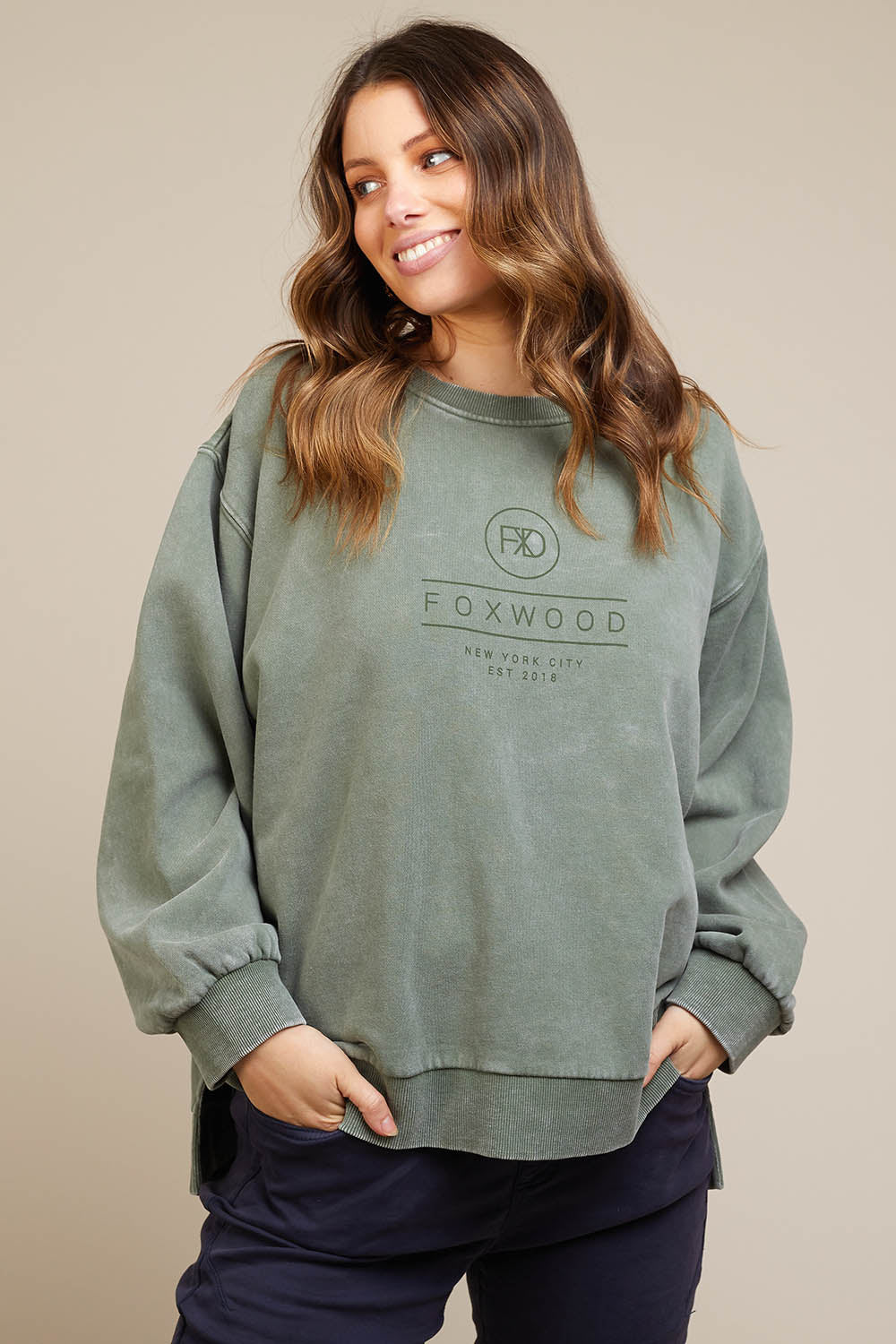 A model wearing the Everyday Crew in colour Greenmist (Green), from the front, showing the whole outfit