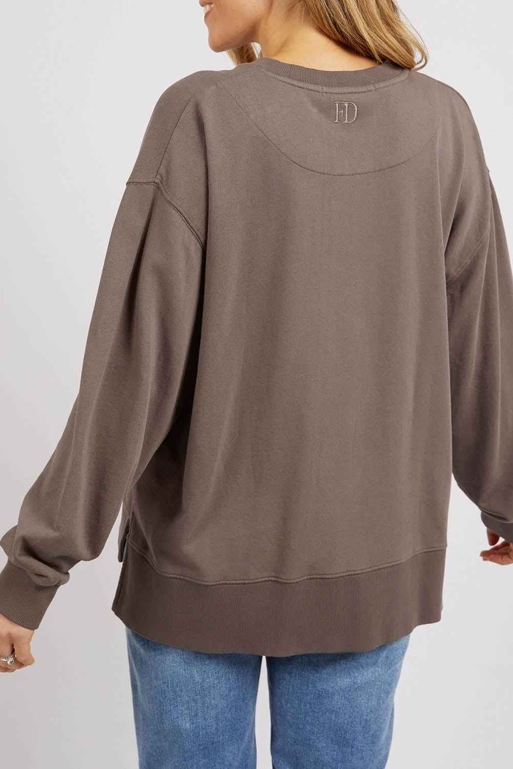 A model wearing the Everyday Crew in colour StoneGrey (Grey), from the back