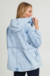 Model Grace wearing size 10 of the Kingston Anorak in colour Lightblue (Blue), from the back