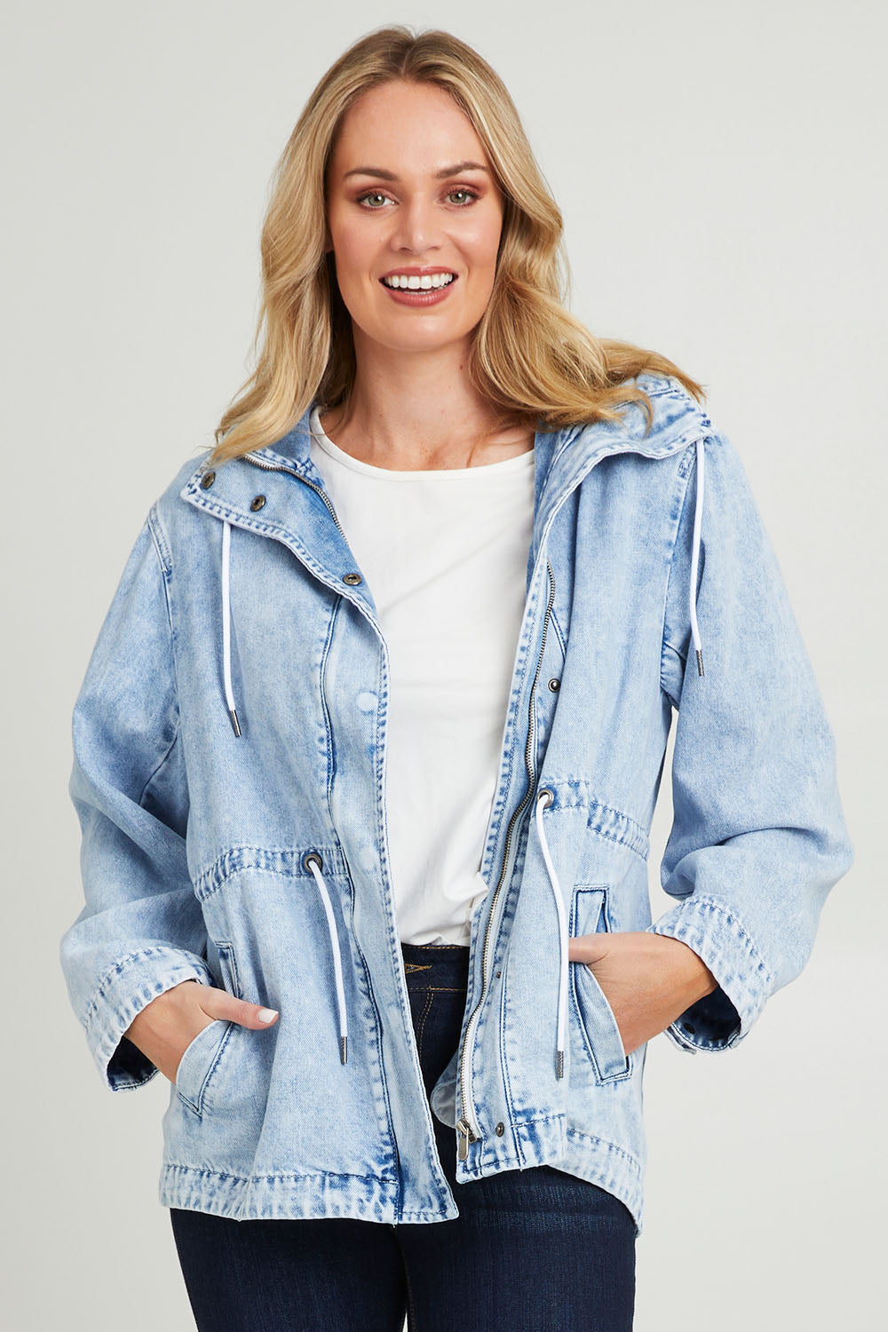 Model Grace wearing size 10 of the Kingston Anorak in colour Lightblue (Blue), from the front, cropped image