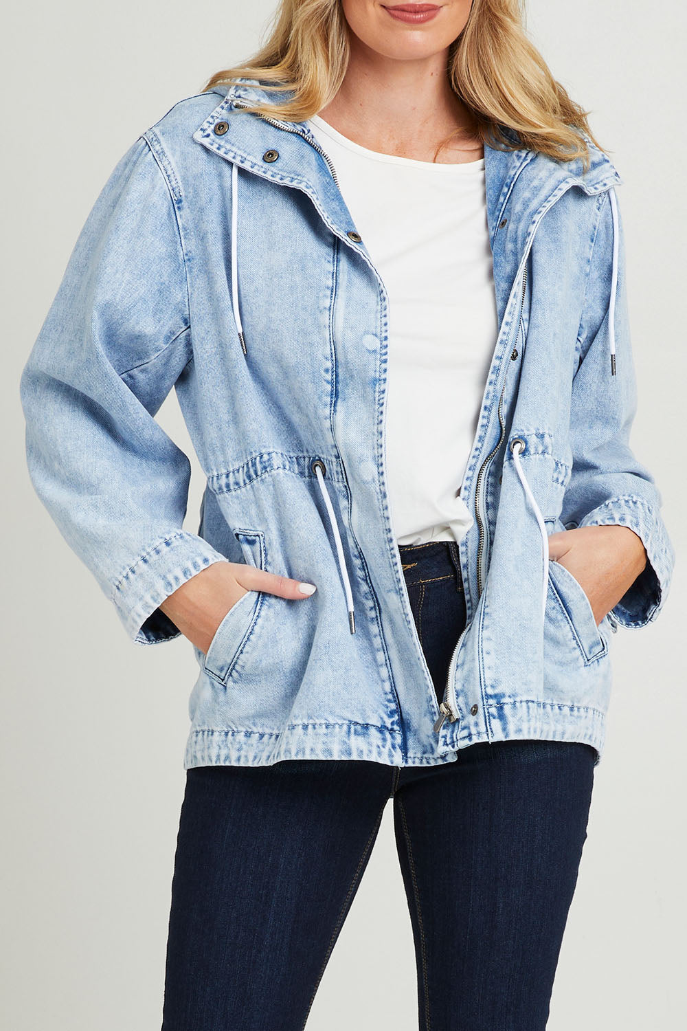 Model Grace wearing size 10 of the Kingston Anorak in colour Lightblue (Blue), from the front, cropped image
