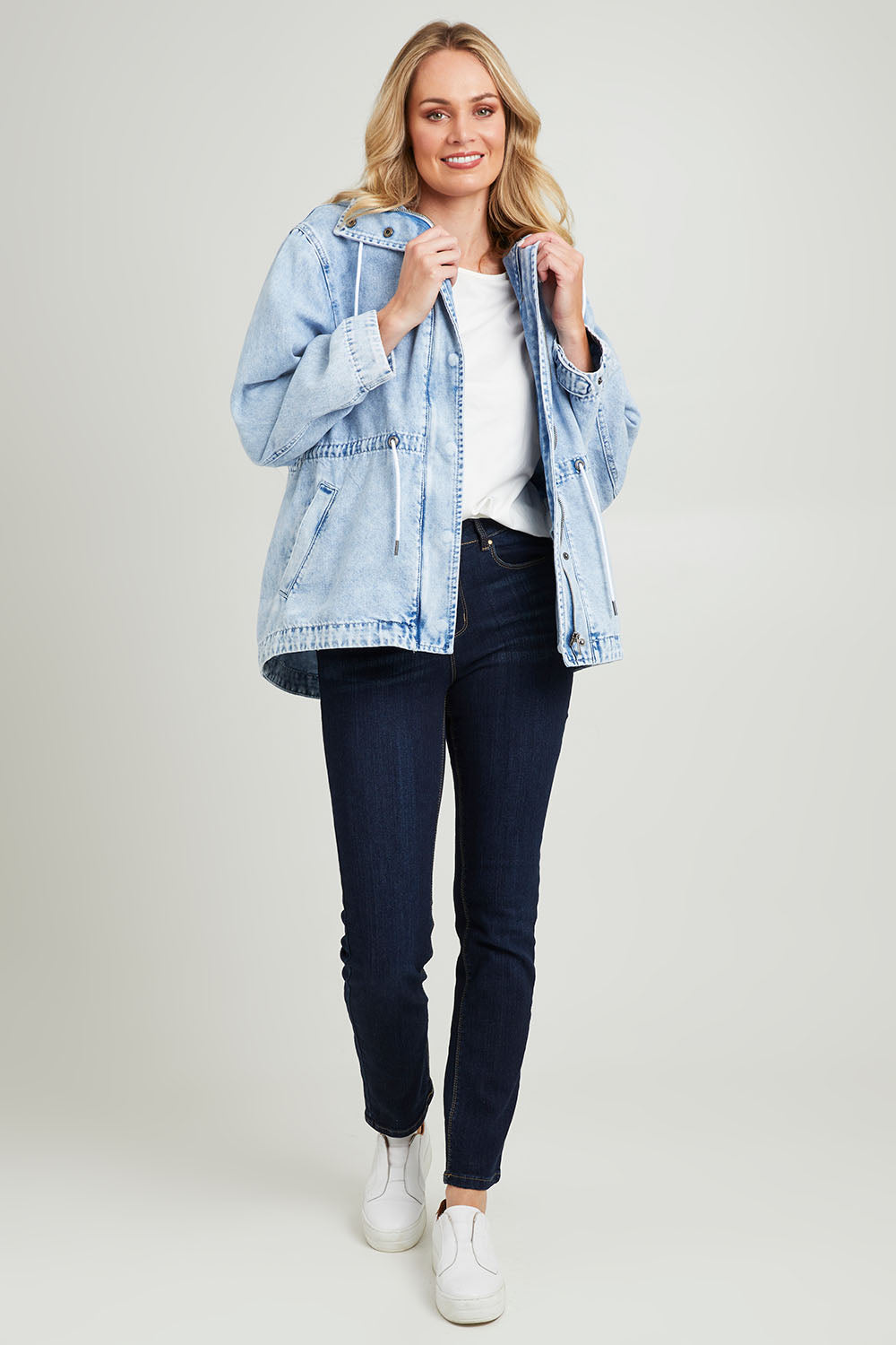 Model Grace wearing size 10 of the Kingston Anorak in colour Lightblue (Blue), from the front, showing the whole outfit