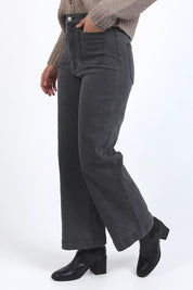 A model wearing the Sarah Wide Leg Jean in colour Washblack (Black), from the front, cropped image