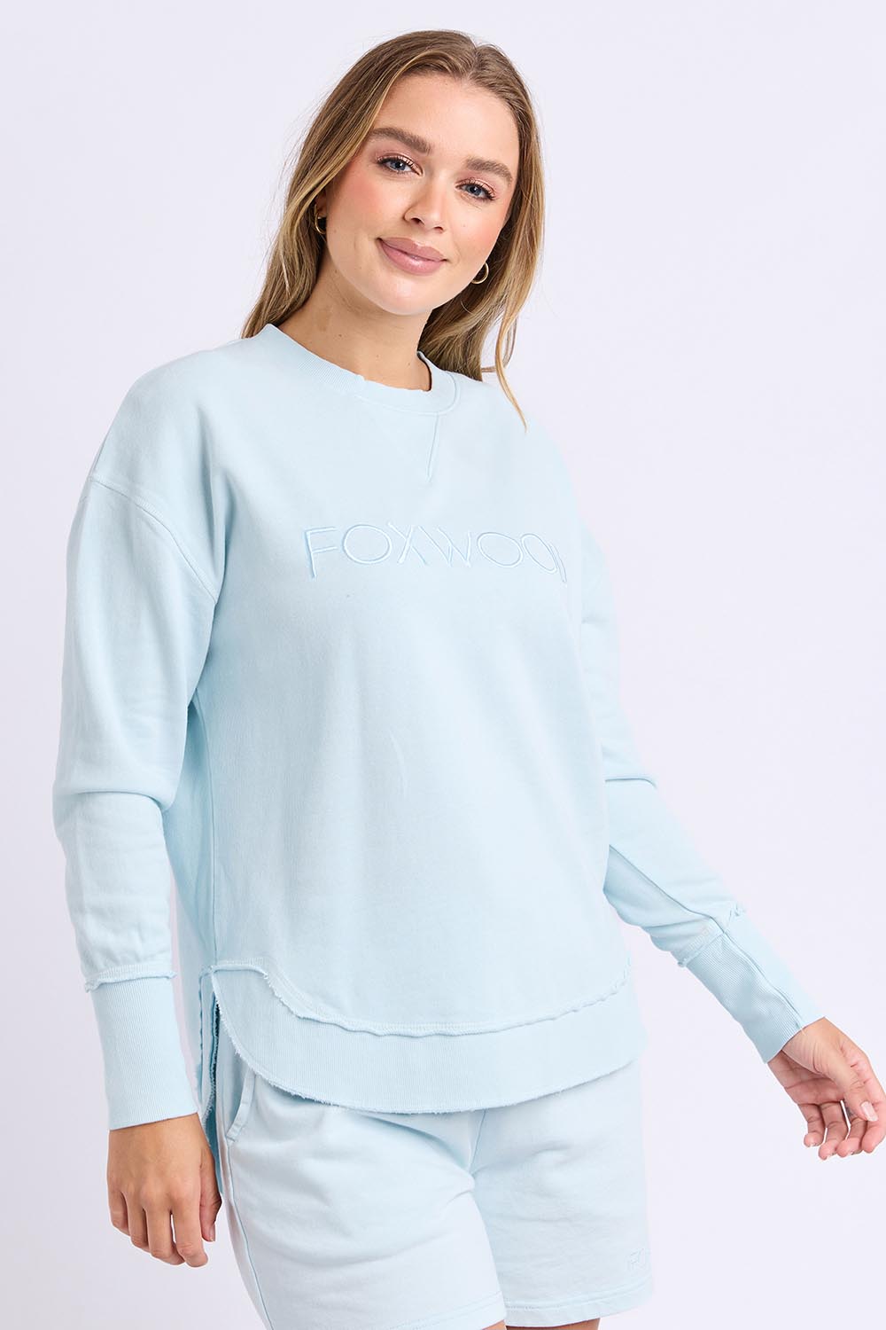 Model Genericm wearing size sample of the Elements Simplified Cotton Crew – Coolblue in colour Coolblue, in a cropped view