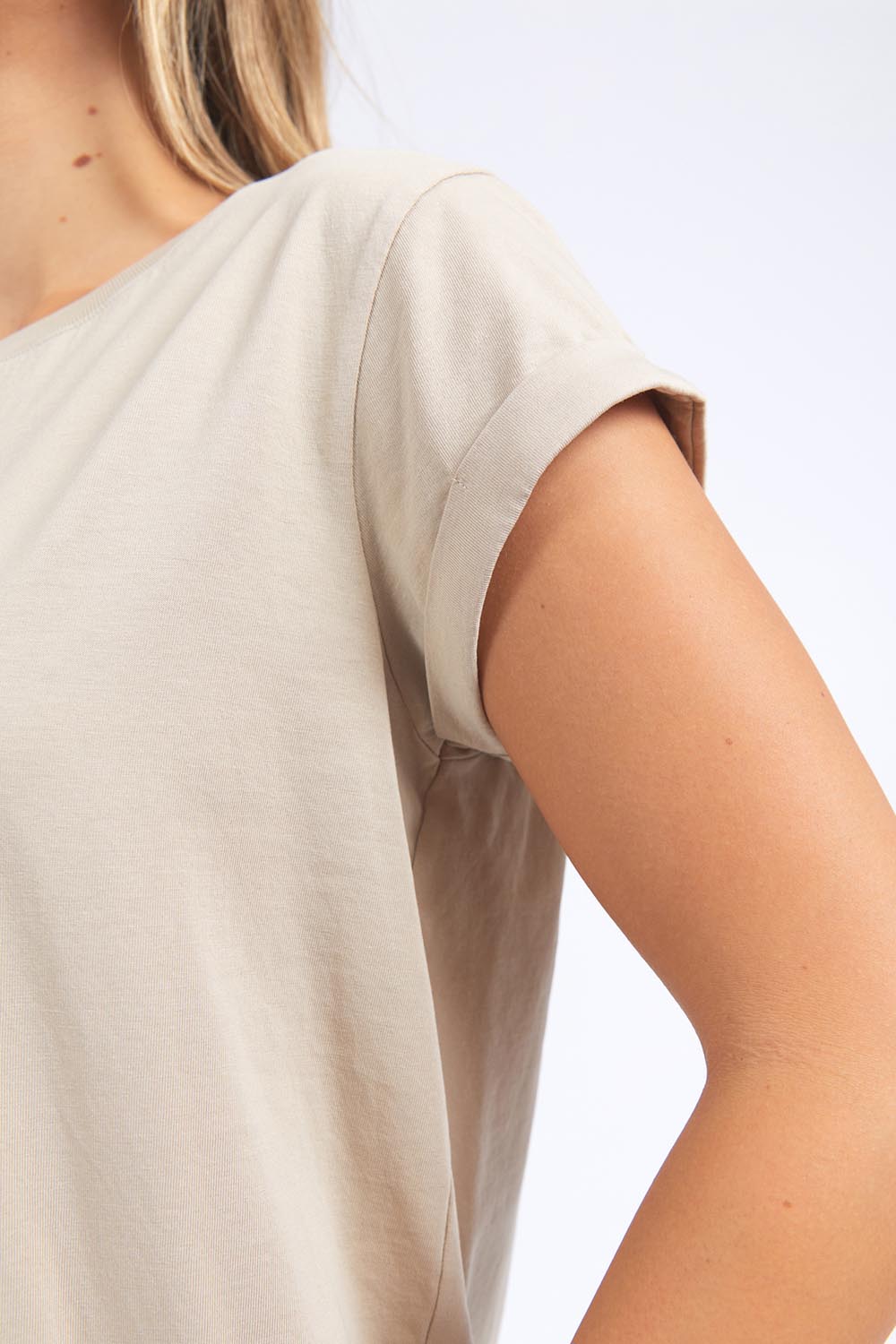 A model wearing the Elements Manly Cotton Tee in colour Oatmeal, from the front, cropped image
