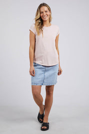 A model wearing the Elements Manly Cotton Tee in colour Pnklotus (Pink), from the front, showing the whole outfit