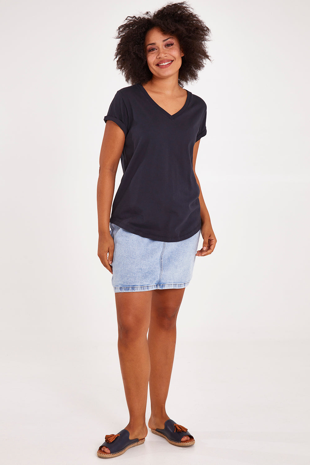 Model Olivia wearing size 10 of the Elements Manly Cotton Vee Tee in colour Black (Black), from the front, showing the whole outfit