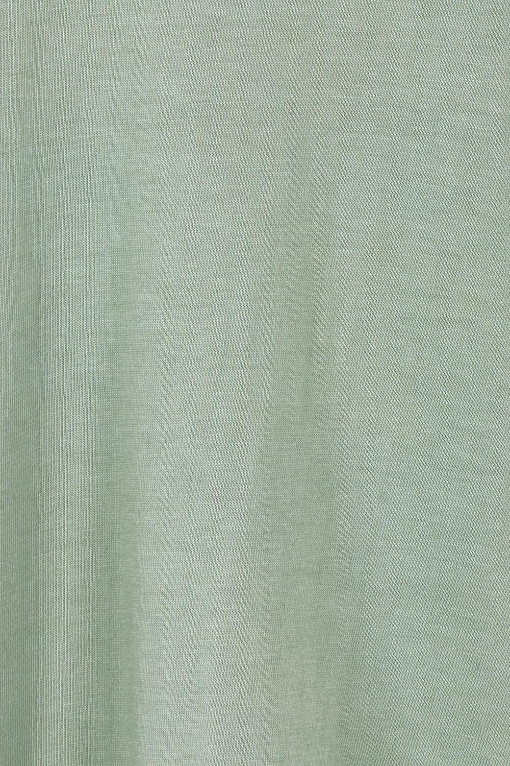 Product shot of the Elements Manly Cotton Vee Tee in colour Iceberggre (Green), detail