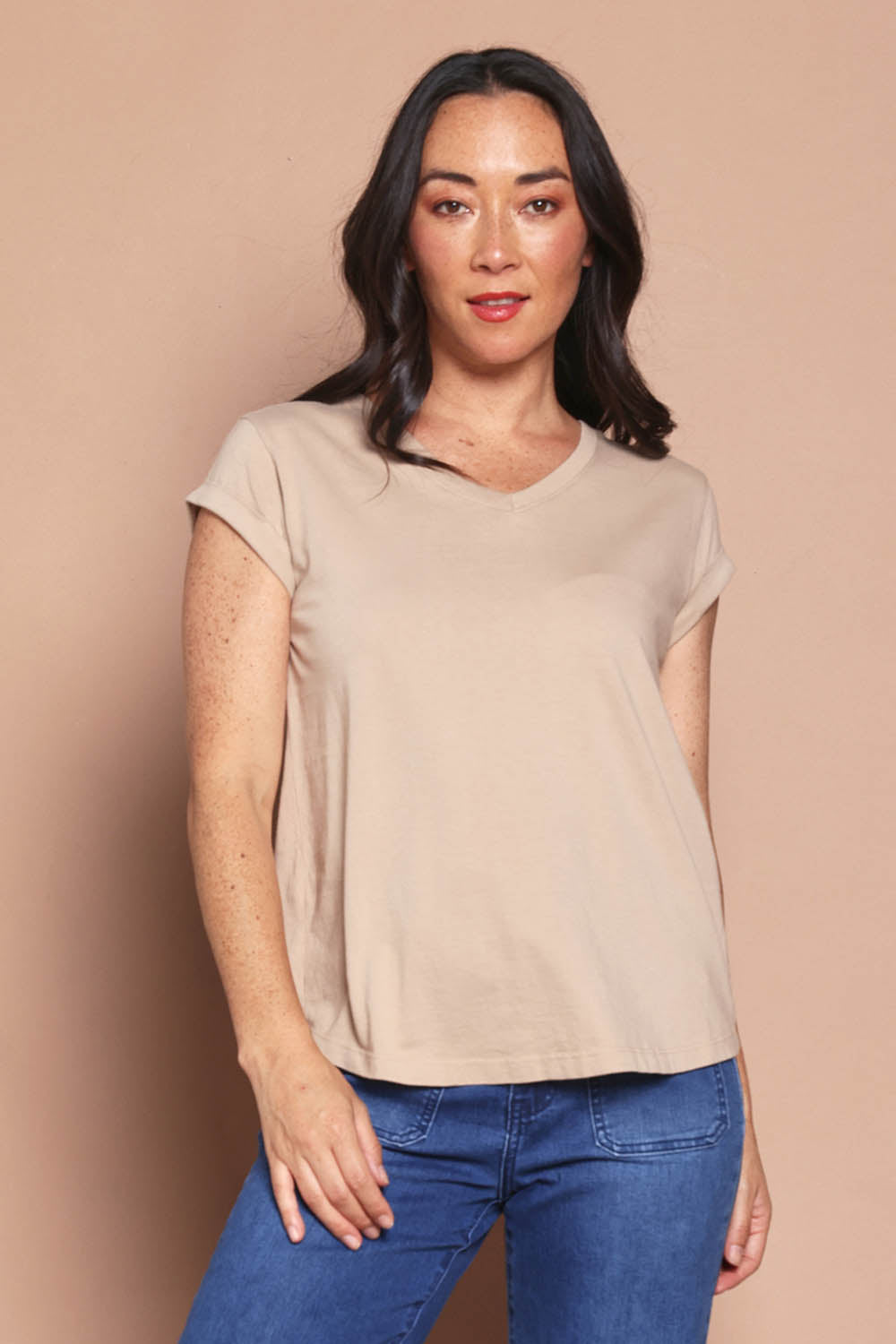 Model Katie wearing size 8 of the Elements Manly Cotton Vee Tee in colour Oat, from the front, cropped image