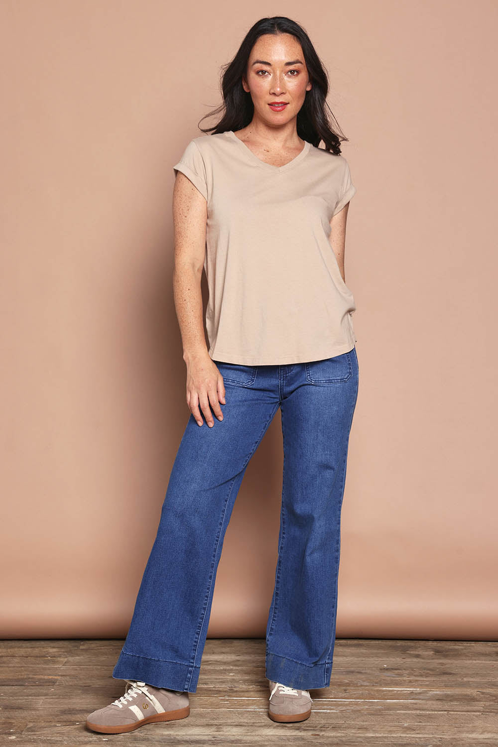 Model Katie wearing size 8 of the Elements Manly Cotton Vee Tee in colour Oat, from the front, showing the whole outfit