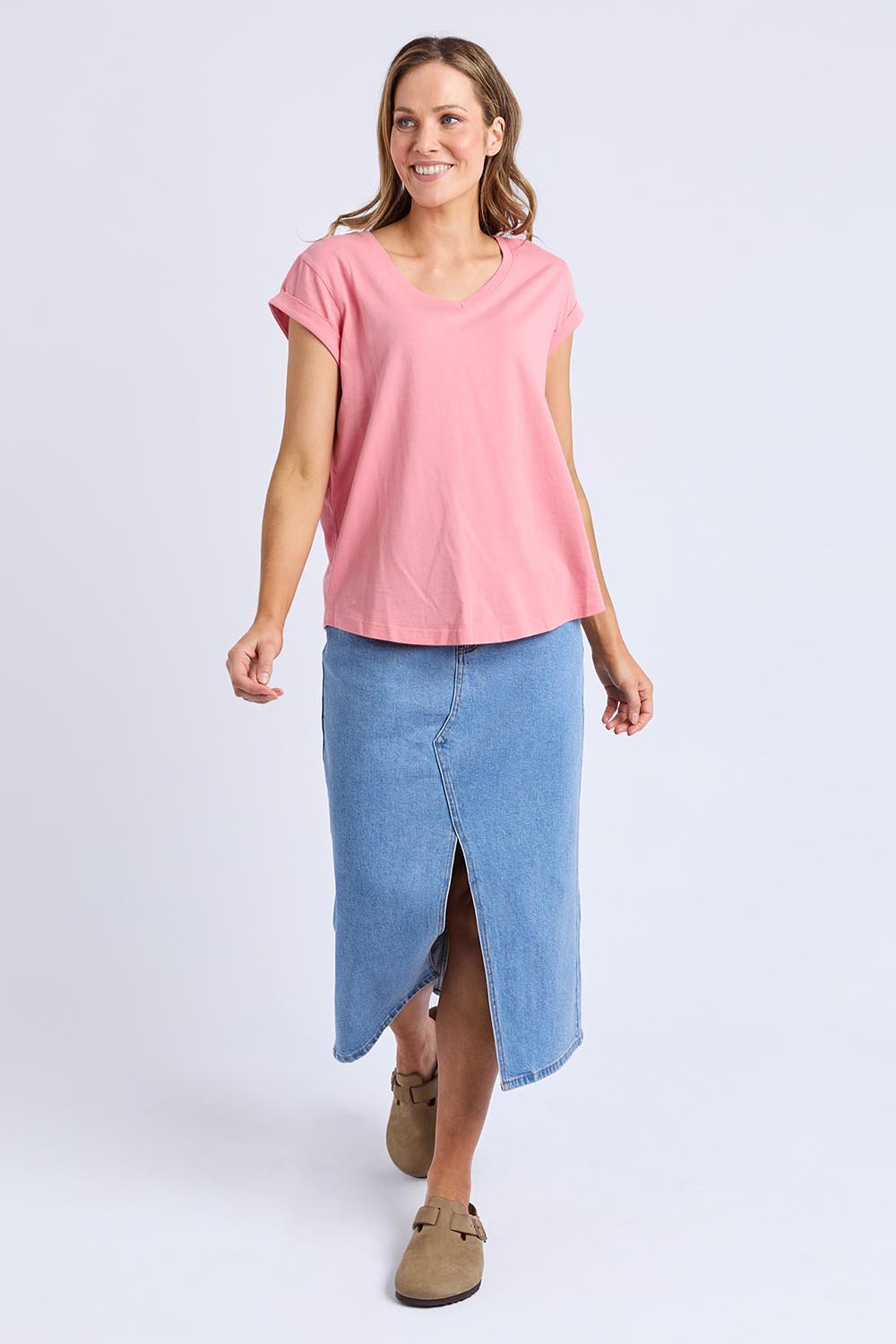 A model wearing the Elements Manly Cotton Vee Tee in colour Rosepink (Pink), from the front, showing the whole outfit
