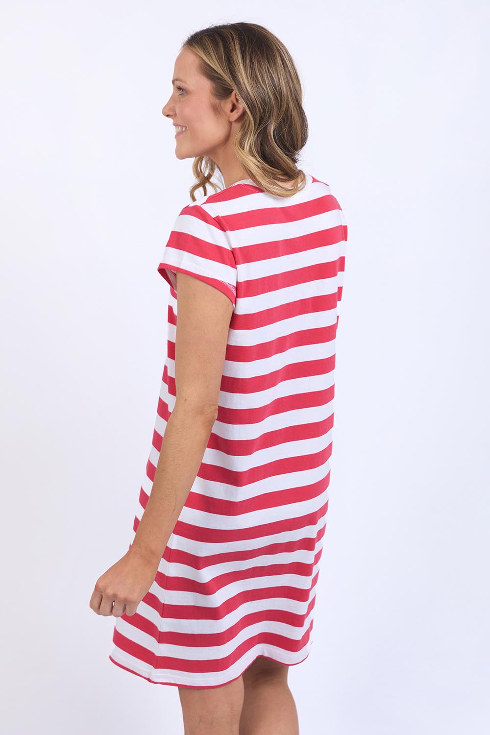 A model wearing the Elements Signature Tee Dress in colour Cayennewhi (Red), from the back