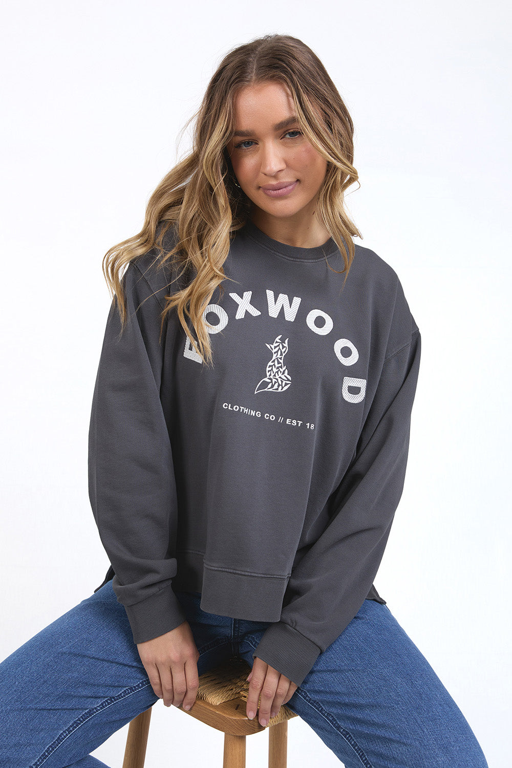 A model wearing the Effortless Cotton Crew in colour Irongrey (Grey), from the front, cropped image