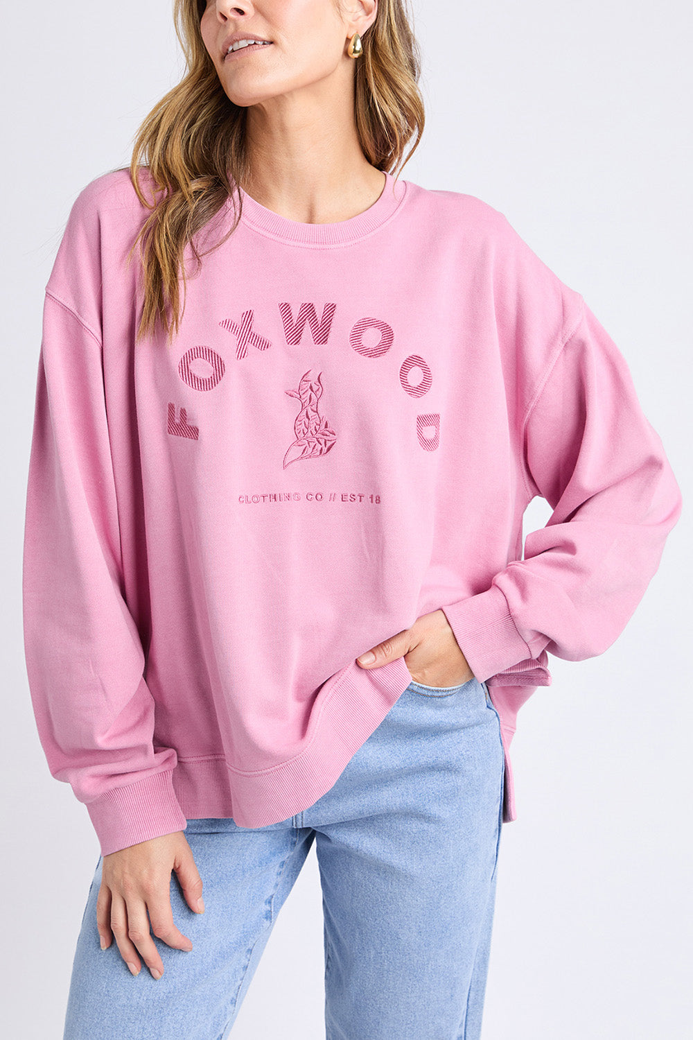 A model wearing the Effortless Cotton Crew in colour Rosepink (Pink), from the front, cropped image