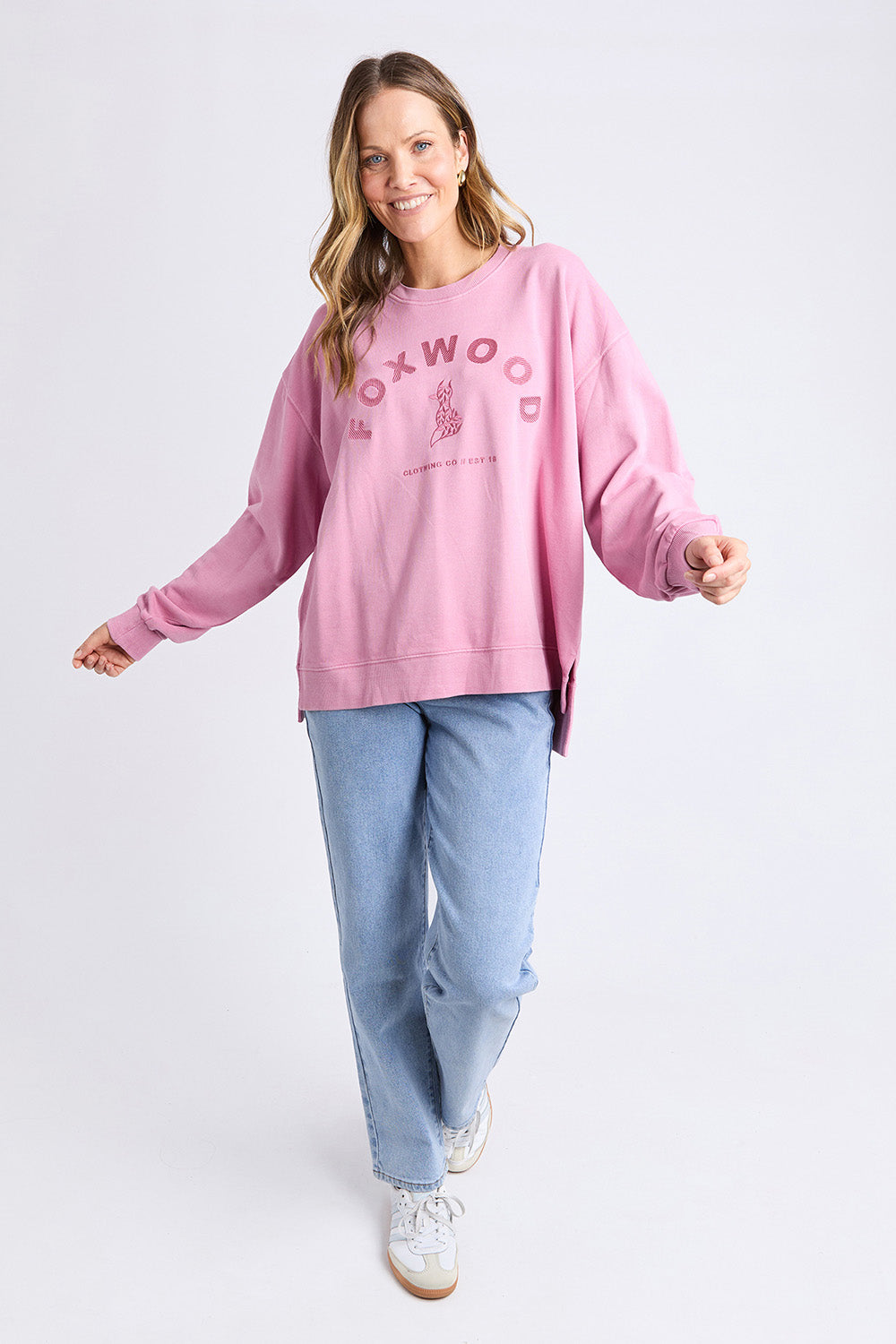 A model wearing the Effortless Cotton Crew in colour Rosepink (Pink), from the front, showing the whole outfit