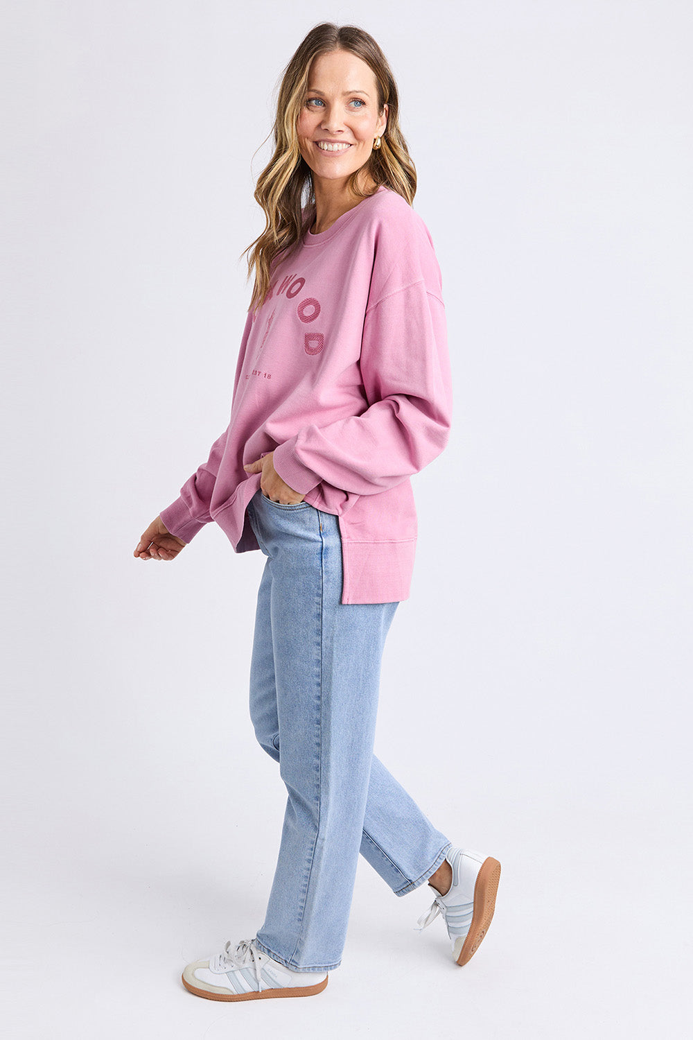 A model wearing the Effortless Cotton Crew in colour Rosepink (Pink), from the front, showing the whole outfit